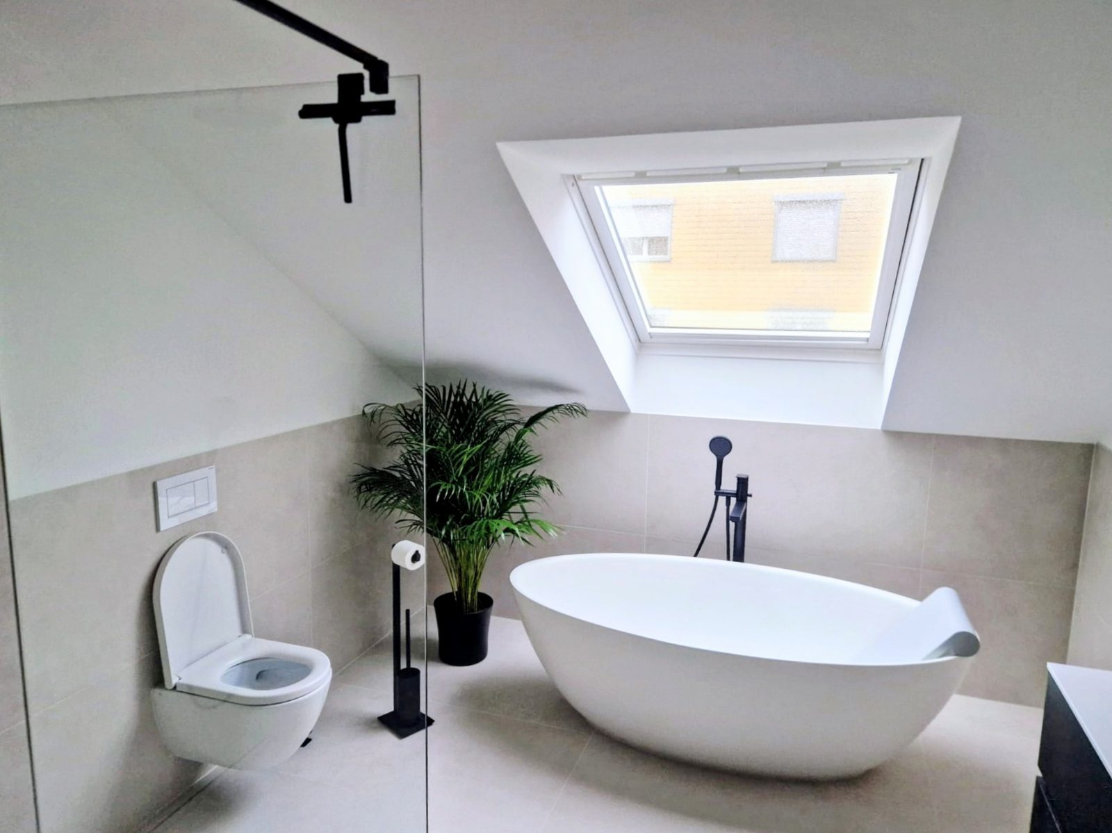 Dachbad mit freistehender Badewanne und Dachfenster