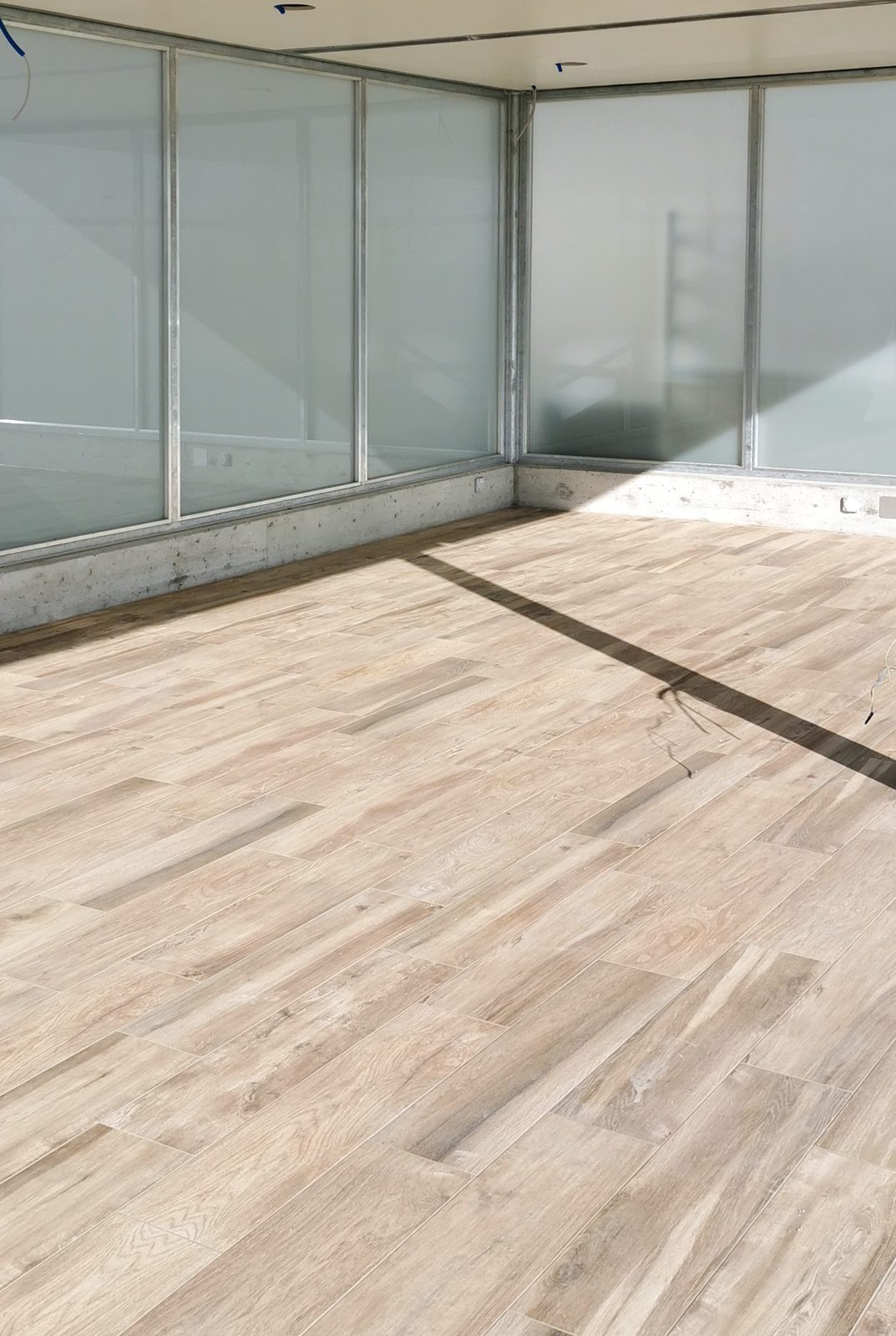 Raum mit frisch verlegtem Plattenboden in Holzoptik